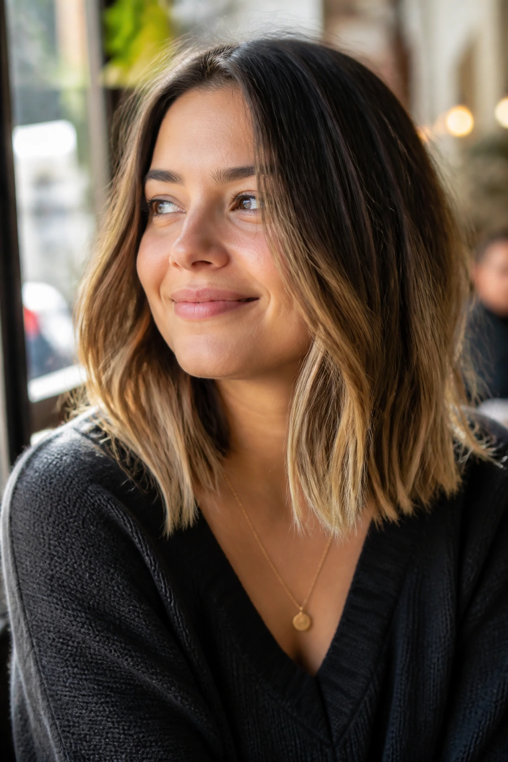 Shoulder-length lob with bright ends on a real woman in a sunlit setting